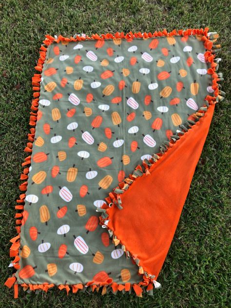 Fall blanket with pumpkins Fall Blanket Making, Halloween Knot Blanket, Making Fall Blankets, Best Friend Blankets Diy, Fall Fleece Blanket, Blanket Making With Friends, Homemade Halloween Blankets, Fall Crafts Couples, Making Halloween Blankets