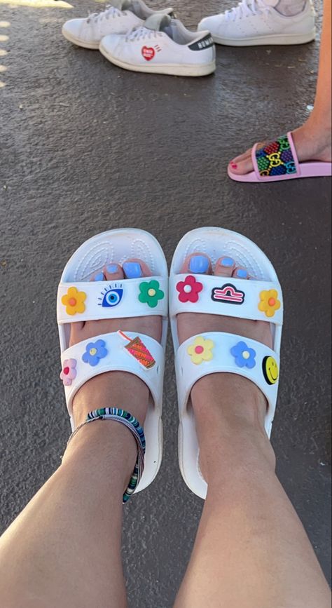 Crocs Sandals Jibbitz, Crocs Sandals Aesthetic, Summer Slides Shoes, Croc Slides With Jibbitz, Crocks Sandal, Sandal Crocs Aesthetic, Jibits For Crocs Aesthetic, Aesthetic Crocs Jibbitz, Crocs Crush Sandals Outfit