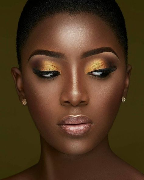 Dark Skin Eyeshadow 26 Ideas: Unleashing the Beauty of Deep Tones Dark Skin Eyeshadow, Makeup Cantik, Make Up Gold, Gold Makeup Looks, Makeup Pengantin, Mode Glamour, Makeup For Black Skin, Beauty Make-up, Nude Lips