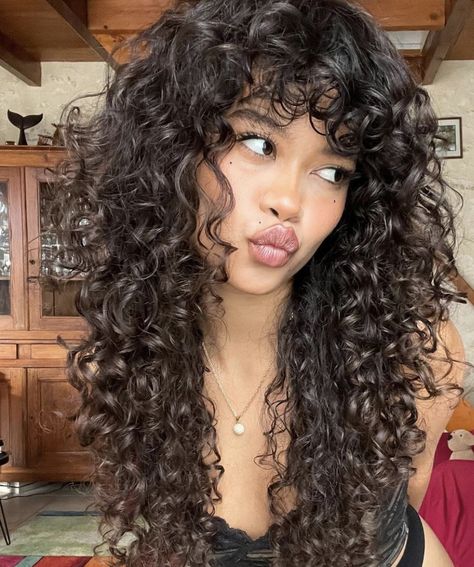 Curly Hair Side Swept Bangs, Curly Hair Haircuts 3b, Cool Haircuts Curly Hair, Curly Long Hair With Bangs And Layers, Curly Medium Hair With Bangs, Layered Hair On Curly Hair, Haircut Ideas For Curly Hair Long, Female Curly Hairstyles, Curly Perms For Long Hair