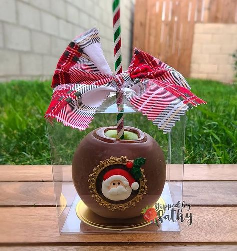 Decorated Caramel Apples, Christmas Chocolate Apples, Christmas Chocolate Covered Apples, Christmas Caramel Apples, Christmas Candy Apples, Caramel Apples Diy, Christmas Apples, Colored Candy Apples, Christmas Desserts Cakes