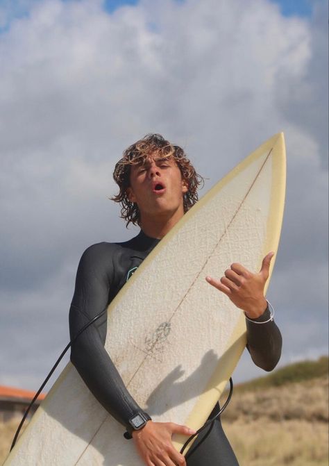 Surfer Aesthetic Guy, Surfer Boy Aesthetic Outfit, Surfer Boys Style, Surfer Boy Aesthetic, Boys Aesthetic Outfits, Surfer Aesthetic, Surf Boy, Surf Boys, Surfer Vibes