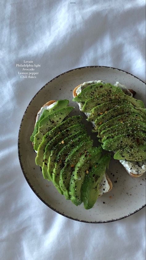 Essen, Bonn, Breakfast Ideas Avocado Toast, Avo Toast Ideas, Toast Ideas Aesthetic, Avo Toast Aesthetic, Avacodo Toast Recipe Idea, Healthy Salty Breakfast, Toast Breakfast Aesthetic