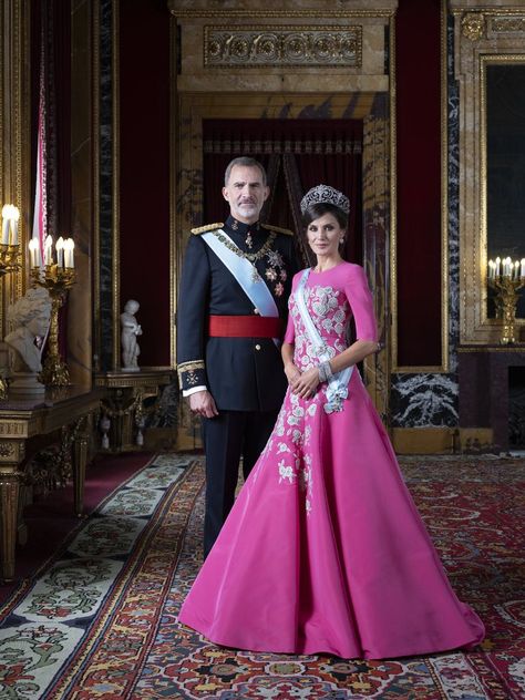 Spanish Royalty, Vestidos Carolina Herrera, Carolina Herrera Gown, Spanish Queen, Style Royal, Estilo Real, Spanish Royal Family, Embroidered Gown, Gala Dinner