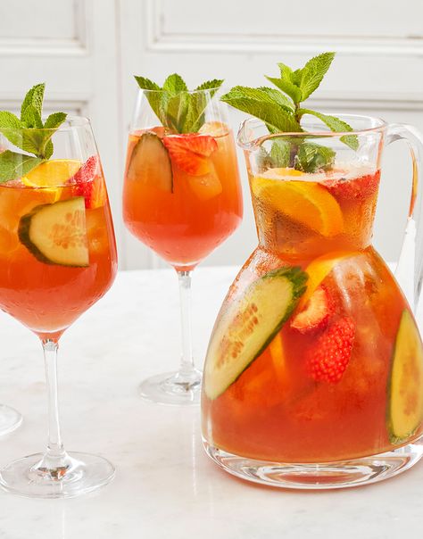 This quick and easy Pimm's cocktail serves one but it's easy to make a jug for you and your friends, just multiply the ingredients depending on how many people there are and, instead of serving straight into a glass, pour it into a jug full of ice. Pims Cocktail, Jug Cocktails, Cocktail Jugs, Pimms Jug, Bender Board, Pimms Cocktail, Strawberry Banana Milkshake, Tea Fragrance, Pimms Cup