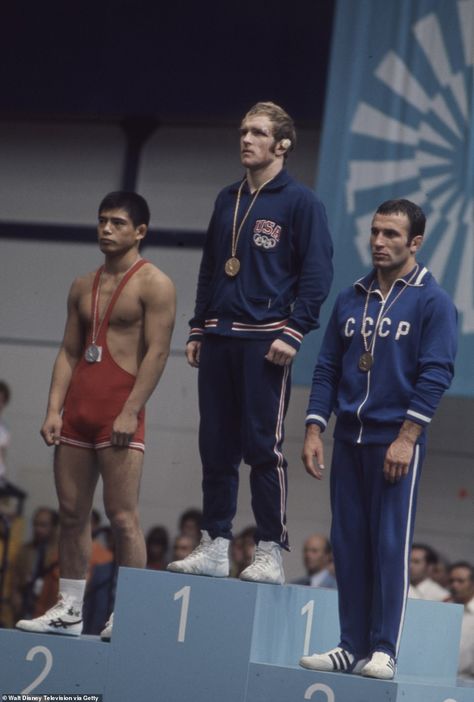 Gable is pictured here winning first place in Men's freestyle wrestling in the 1972 Summer Olympics in Munich, West Germany Olympic Wrestling Men, Resolute Desk, Olympic Wrestling, Coach Outfits, Wrestling Gift, Wrestling Coach, Lou Holtz, Legendary Pictures, Beyonce Outfits