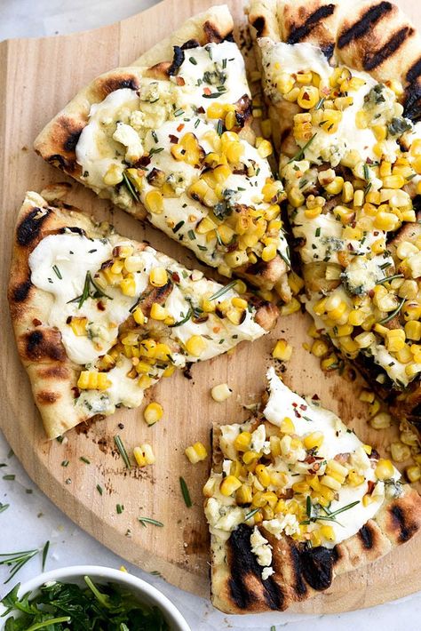 Charred Corn with Rosemary Grilled Pizza @foodiecrush Vegetarian Grilling, Grilled Pizza Recipes, Charred Corn, Vegetarian Bbq, Pizza Roll, Easy Homemade Pizza, Perfect Pizza, Foodie Crush, Grilled Pizza