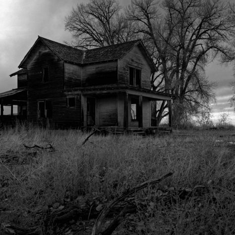 New Today - 7 Signs Your House Could Be Haunted, According to Paranormal Experts metrogaragedoor.com Haunted Houses In America, Paranormal Aesthetic, Cheap Diy Halloween Decorations, Ghost Shows, Real Haunted Houses, Haunted Forest, Most Haunted Places, Places In America, Halloween Tattoo