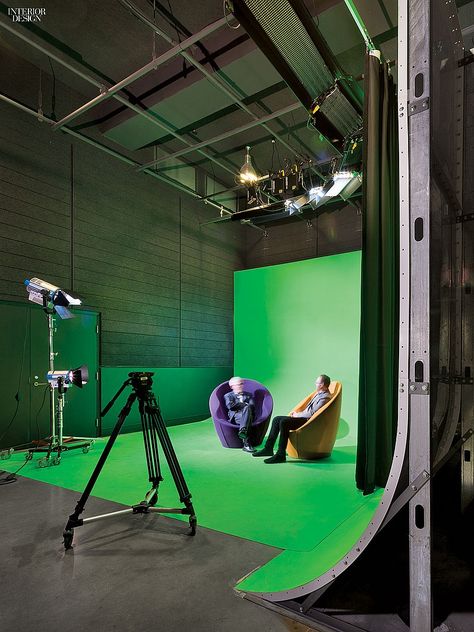 Jack Esterson Designs Film and Video Department for Pratt | A sound stage features chairs by Karim Rashid and a green-screen for video shoots. #design #interiordesign #interiordesignmagazine #projects #education Ugc Content Background, Plateau Tv, Photo Studio Design, University Building, Photowall Ideas, Photography Studio Setup, Photography Studio Design, Tv Set Design, Podcast Studio