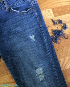 Upcycling, Diy Jean Distressing, How To Make Distressed Jeans, Diy Ripped Jeans Easy, How To Distress Jeans Diy, Distressing Jeans Diy, Distress Jeans Diy, Diy Distressed Jeans Tutorial, Distressed Jeans Diy