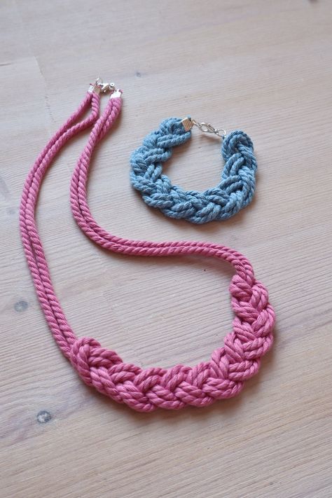 Knitted Necklace How To Make, Diy Rope Necklace Tutorial, Rope Necklace Tutorial, Rope Necklace Diy, Macrame Braid, Diy Embroidery Thread, Braid Necklace, Macrame Jewellery, Macrame Colar