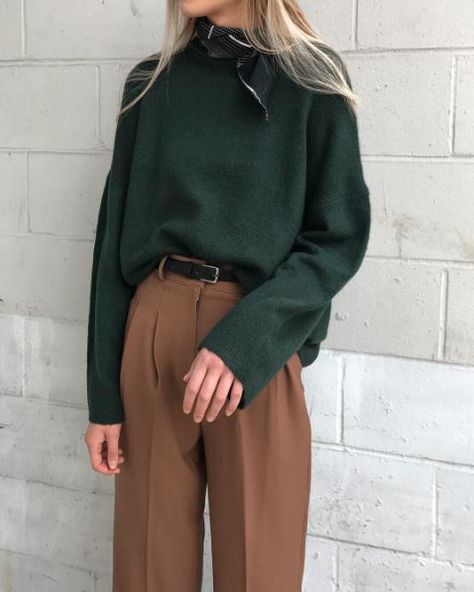 Doc Martins, Looks Street Style, Brown Pants, Winter Trends, Work Week, Date Outfits, Green Sweater, Mode Inspiration, Looks Style