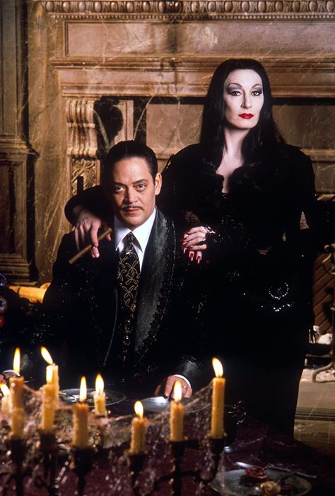 Addams Family 1991, Raul Julia, Morticia And Gomez Addams, Los Addams, Addams Family Movie, Addams Familie, Gomez And Morticia, Gomez Addams, Addams Family Wednesday