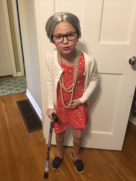 Dress Like 100 Years Old Kids, 100 Days Of School Dress Up, 100th Day Of School Outfit, Kids Old Lady Costume, Old People Costume, Crazy Hair Day Girls, Old Lady Costume, School Costume, Outfits Baggy