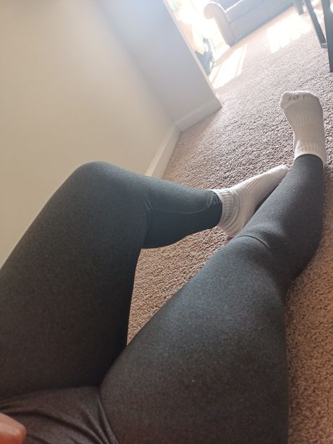 Nike Socks Over Leggings Outfit, Socks Over Leggings, Long Socks Outfit, Mode Des Leggings, Socks Gym, Socks Aesthetic, Outdoor Portrait Photography, Outfit Gym, Quick Workout Routine