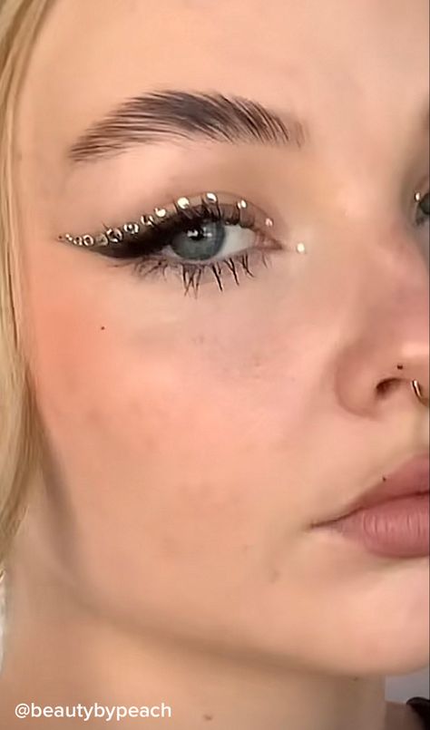 Gem eye look. Euphoria beauty. Crystals Eye Makeup, Simple Eye Jewel Makeup, Red Gems Eye Makeup, Cat Eye With Rhinestones Makeup, Gemstone Eye Look, Gem Makeup Simple, Face Gem Placement Ideas, Teardrop Gem Makeup, Jewels On Eyes Makeup