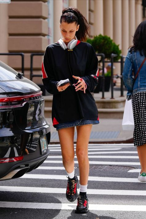 Bella Hadid 2023 Street Style, Bella Hadid 2023 Outfits, Bella Hadid Street Style 2023, Bella Hadid Style 2023, Bella Hadid Outfits 2023, Bella Hadid Sneakers, Bella Hadid Iconic Outfits, Bella Hadid 2024, Black Skirts Outfit