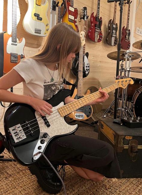 Electric Bass Guitar Aesthetic, Electric Guitar Girl Aesthetic, Girl Rock Band Aesthetic, Bass Girl Aesthetic, Girl With Guitar Aesthetic, E Guitar Aesthetic, Electric Guitar Girl, Guitar Girl Aesthetic, Playing Guitar Electric