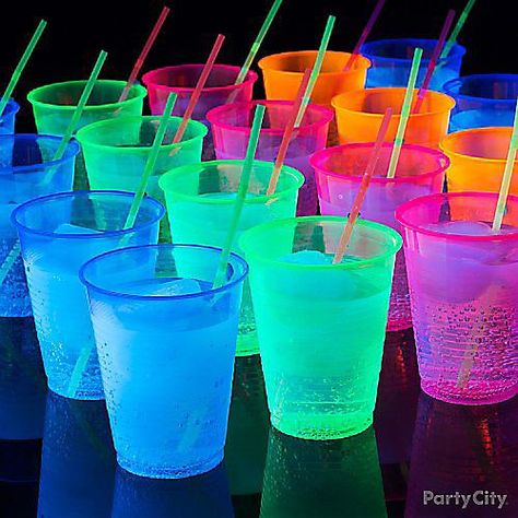 Neon Pool Parties, Neon Lights Party, Glow Theme Party, 14th Birthday Party Ideas, Sweet Sixteen Birthday Party Ideas, Neon Birthday Party, Glow In Dark Party, Glow Birthday Party, Neon Birthday
