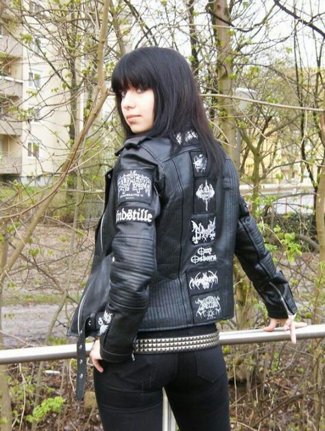 . Metalhead Fashion, Metalhead Girl, Black Metal Girl, Metal Girls, Metal Chicks, Heavy Metal Girl, Battle Jacket, Estilo Rock, Moda Punk