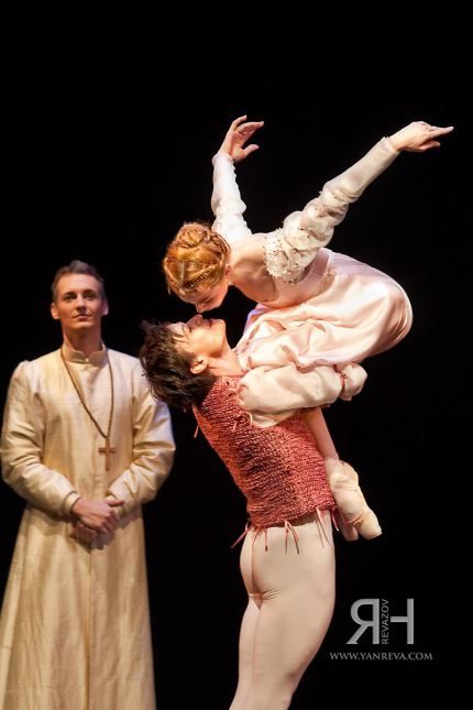 © Yan Revazov Iana Salenko as “Juliet” and Marian Walter as “Romeo”, “Romeo and Juliet” choreography by John Cranko, Staatsballett Berlin Scythe Poses Photography, Trumpet Pose Reference, Dynamic Photo Poses, Poses With Height Difference, Woman Crawling Pose, Couple Drawing Reference Poses Tall And Short, Agony Pose Reference, Despair Pose Reference, Ballet Poses Reference