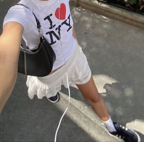 Cool Girl Style Aesthetic, Nyc Influencer Aesthetic, I Heart Ny Shirt Outfit Aesthetic, Nyc Cool Girl Aesthetic, Cool Girl Outfits Aesthetic, Whos That Girl Aesthetic, Pink Downtown Girl Aesthetic, Urban Girl Aesthetic, Cool Girl Aesthetic Icon