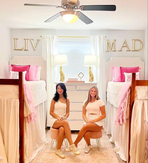 Ulm, Dorm Room Ideas Southern, Pink Gold Dorm Room, Gcsu Dorm Room, Dorm Pink And White, Two People Dorm Room Ideas, Preppy Dorm Inspiration, Cute Aesthetic Dorm Rooms, Cute Dorm Rooms Preppy