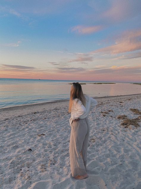 Beach outfit inspo, beach picture ideas, beach sunset picture Sunset Beach Outfit Winter, Outfits For The Beach Winter, Cold Beach Sunset Outfit, Beach Bonfire Outfit Winter, Cold Day At The Beach Outfit, Sweater At The Beach, Sunrise Beach Outfit, Beach Outfit Spring Cold, Winter Beach Outfits Women