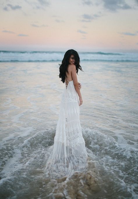 Don't think I'd want to get married on the beach, but everything about this is so pretty. -- ML Seaside Wedding, Beach Portraits, Beach Shoot, Beach Bride, Foto Poses, Beach Photoshoot, Foto Inspiration, Photoshoot Inspiration, Photo Instagram