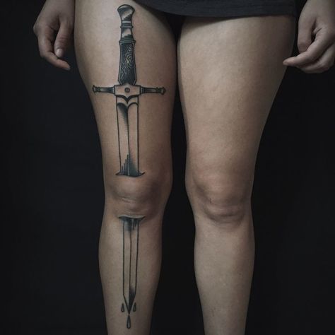 Knife tattoo Body Mods, Knife Tattoo, Rosen Tattoo, Tattoo Henna, Knee Tattoo, Tattoo Placement, Trendy Tattoos, Blackwork Tattoo, Skin Art