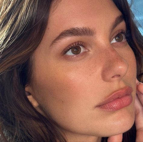 camila morrone makeup, natural makeup, no-makeup makeup, camila morrone, strawberry makeup, hailey bieber makeup inspo Natalie Portman, Brunette Makeup, Camila Morrone, Minimal Makeup, Neutral Makeup, Clean Makeup, Irina Shayk, Editorial Makeup, Maquillaje Natural