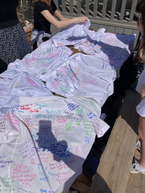 Year 13 sixth form leavers day 2023 shirt signing pictures with friends Signed Shirts School, Senior Ideas Graduation, Senior Year Activities High School, Year 11 Aesthetic, Year 11 Leavers, Leavers Day, Last Year Of High School, Leavers Shirt, Personal Project Ideas