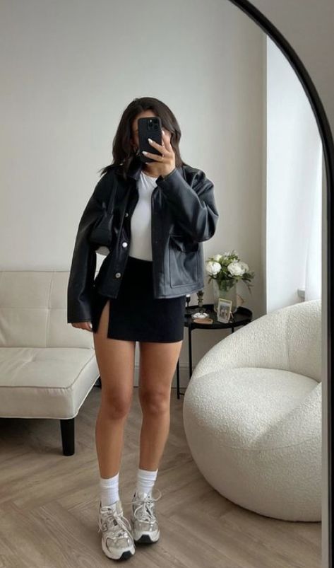 Camp Casual Outfit, Straight Leg Pants Outfit Casual, 2024 Outfit Inspo Women, Night Going Out Outfits, Carrot Body Shape Outfits, Outfits With Loafers Women Summer, Medical School Aesthetic Outfits, Outfit Basics Minimalist Wardrobe, Gen Z Dress Outfit