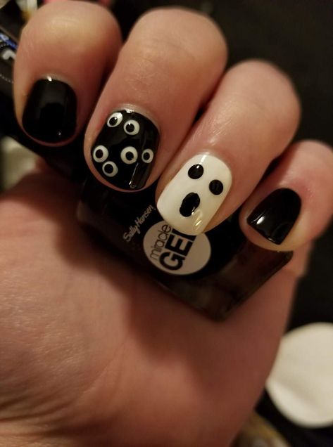 Ghost nails Super Easy Halloween Nails, Ghost Accent Nail, Halloween Themed Nails Short, Easy Halloween Nail Designs For Short Nails, Pumpkin And Ghost Nails, Ghost Nail Designs, Cute Ghost Nails, Ghost Face Nails, Halloween Ghost Nails