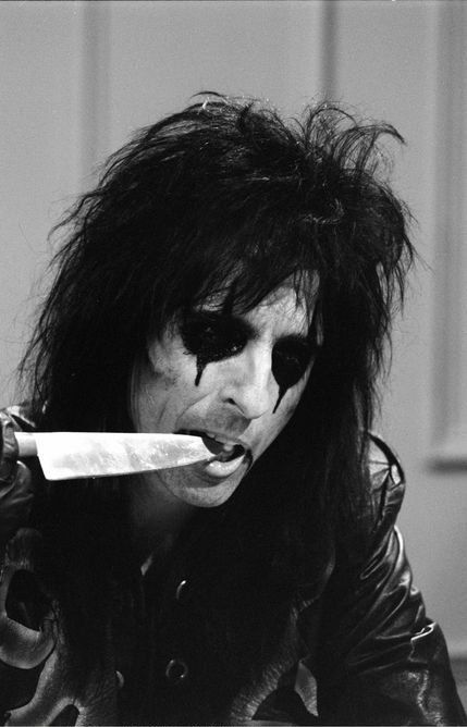 "An Amazing Black And White Photo of Alice Cooper !" Alice Cooper Aesthetic, Alice Cooper 70's, Alice Copper, Animal Education, Alice Cooper, Judas Priest, Mötley Crüe, Rock Legends, They Said