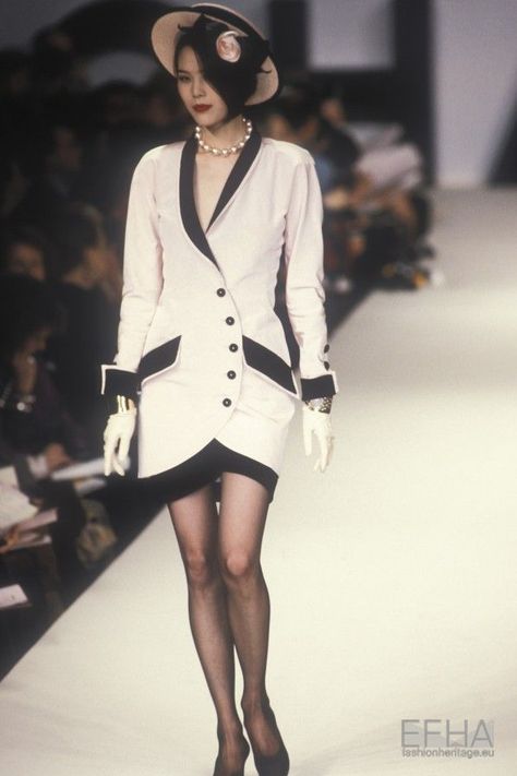 Couture, Chanel Fashion Outfits, 1990 Style, Channel Outfits, Estilo Ivy, Coco Chanel Fashion, Chanel Designer, Classic Chanel, Runway Fashion Couture