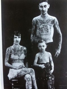 15 Vintage Family Photos That Will Make You Feel ‘Normal’ – Strange Beaver Vintage Freakshow, Creepy Old Photos, Vintage Family Photos, Parent Tattoos, Human Oddities, Foto Portrait, Tattoo People, Old Tattoos, Foto Vintage