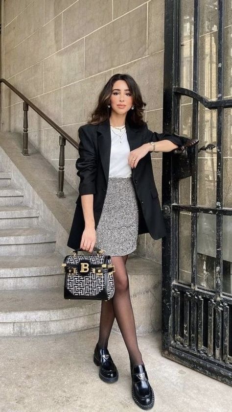 Smart Business Casual Women, Casual Womens Outfits, Corporate Attire For Men, Corporate Outfits For Women, Business Casual Womens, Modern Outfit Ideas, Winter Office Wear, Dress Code Policy, Light Colored Dresses