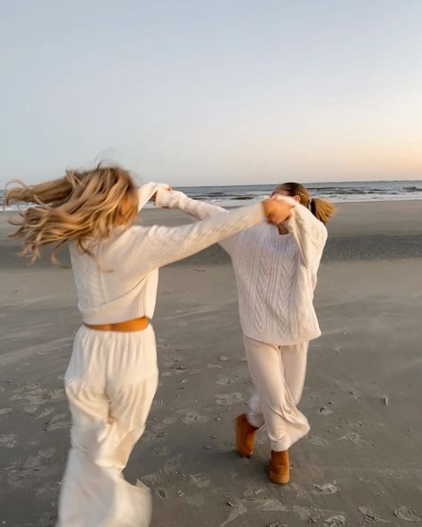 Best friend pictures, best friend photoshoot, bffs, beach aesthetic, dancing on the beach, fall beach days, fall 2023, instagram inspo, Pinterest girls, beach aesthetic, inspiration Artsy Beach Pictures, Dancing On The Beach, Coastal Girl, Charleston Style, Fall Beach, Beach Inspo, Summer Poses, Fun Pics, Coastal Granddaughter