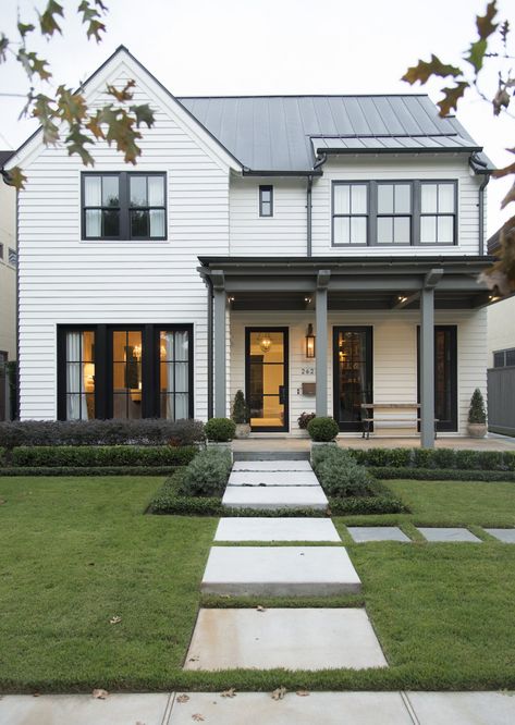 Black And White House Exterior, Fasad Design, White Exterior Houses, Eksterior Modern, Farmhouse Exterior Design, Farmhouse Architecture, House Design Exterior, American House, Casa Exterior