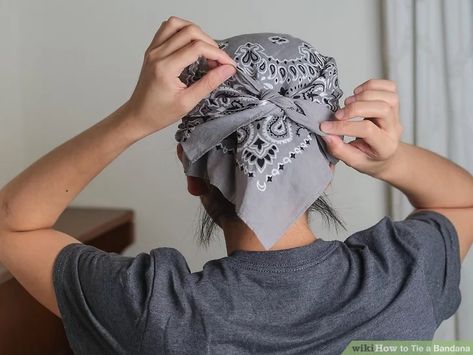 How To Tie Pirate Bandana, Ways To Tie A Bandana, Bandana On Head, Ways To Wear Bandanas, Style A Bandana, How To Wear Bandana, Tie A Bandana, Bandana Bracelet, Bandanna Hairstyles