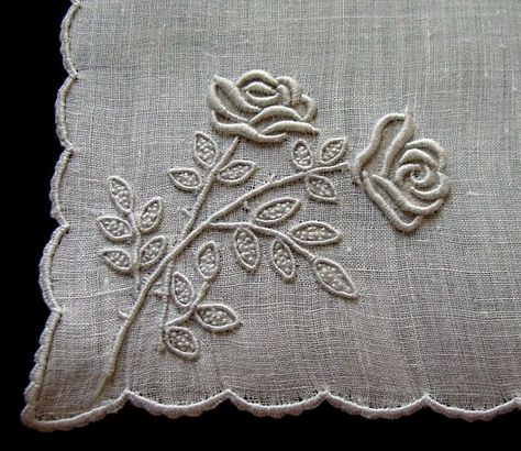 Marghab Roses Brazilian Embroidery, Whitework Embroidery, Sulaman Pita, Pola Bordir, Basic Embroidery Stitches, Pola Sulam, Embroidery Videos, 자수 디자인, Creative Embroidery