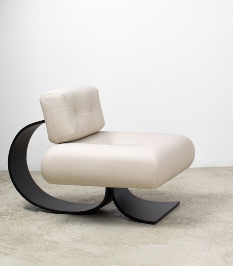 Alta lounge chair designed by Oscar Niemeyer available at ESPASSO. Midcentury modern and contemporary Brazilian design. Oscar Niemeyer, Ultra Modern Furniture, Futuristic Furniture, Armchair Furniture, Lounge Chair Design, Décor Boho, Contemporary Chairs, Furniture Hacks, Single Sofa