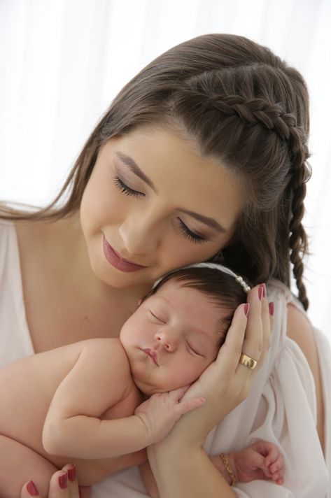 Family Posing, Foto Newborn, Best Wedding Dance, Newborn Family Photos, Fashion Book, Newborn Lifestyle, Baby G, Book Book, Baby Mama