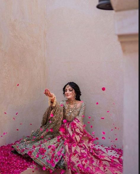 Mehndi Brides Pakistani, Indian Wedding Aesthetic, Pakistani Model, Pengantin India, Desi Outfits, Bride Photography Poses, Desi Bride, Bride Photoshoot, South Asian Bride