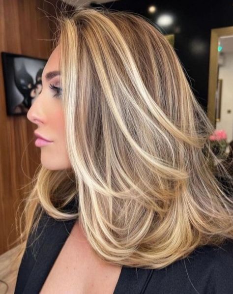 Chunky Golden Blonde Highlights and Brown Roots Blonde Hair Fade, Cool Blonde Hair Colour, Champagne Blonde Hair, Caramel Blonde Hair, Blonde Hair With Roots, Blonde Highlights On Dark Hair, Kadeřnické Trendy, Icy Blonde Hair, Blonde Balayage Highlights