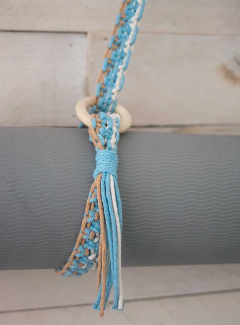 Yoga Mat Holder Macrame, Macrame Blanket Strap, Yoga Mat Strap Macrame, Diy Macrame Yoga Mat Strap, Macrame Yoga Mat Strap Tutorial, Macrame Scraps Project, Macrame Yoga Mat Strap Diy, Yoga Mat Strap Diy, Diy Yoga Mat Holder