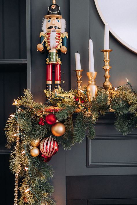 Nutcracker Fireplace Mantel, Christmas Mantle With Nutcrackers, Nutcracker Christmas Decorations Mantle, Chimenea Christmas Decor, Nutcracker On Mantle, Christmas Decor With Nutcrackers, Nutcrackers On Mantle, Christmas Decor Ideas Nutcracker, Christmas Classic Decor