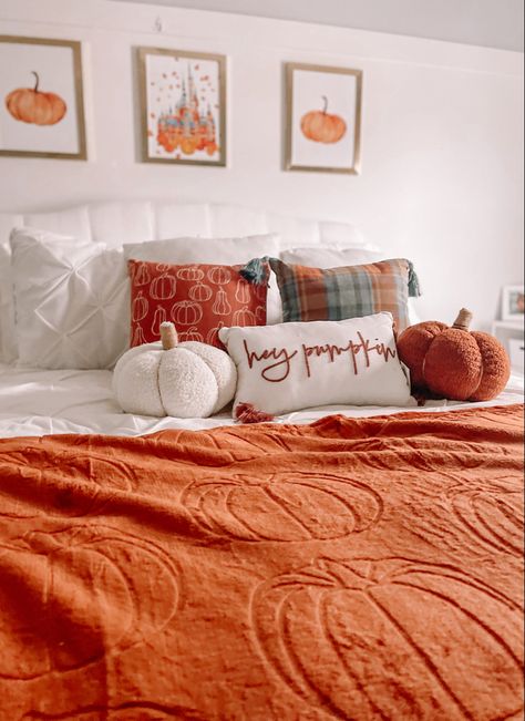 Pumpkin Room Decor, Seasonal Bedroom Ideas, Fall Theme Bedroom Ideas, Fall Bed Ideas, Modern Fall Bedroom Decor, Preppy Fall Bedroom, Fall Bedsheets, Fall Decor Bedroom Cozy, Cute Fall Bedroom