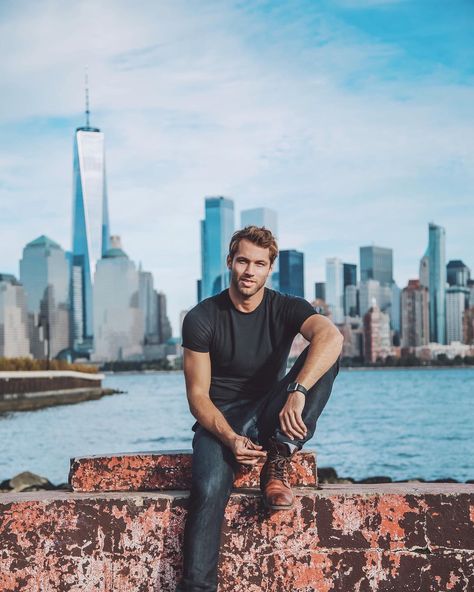 New York certainly makes the best backdrop. Can never get enough of it 🗽🏙 New York Poses Photo Ideas Men, New York Portrait Photography, New York Picture Ideas Men, New York Mens Fashion, Kacey Carrig, New York Picture Ideas, Nyc Photoshoot Ideas, New York Photo Ideas, Highline Park